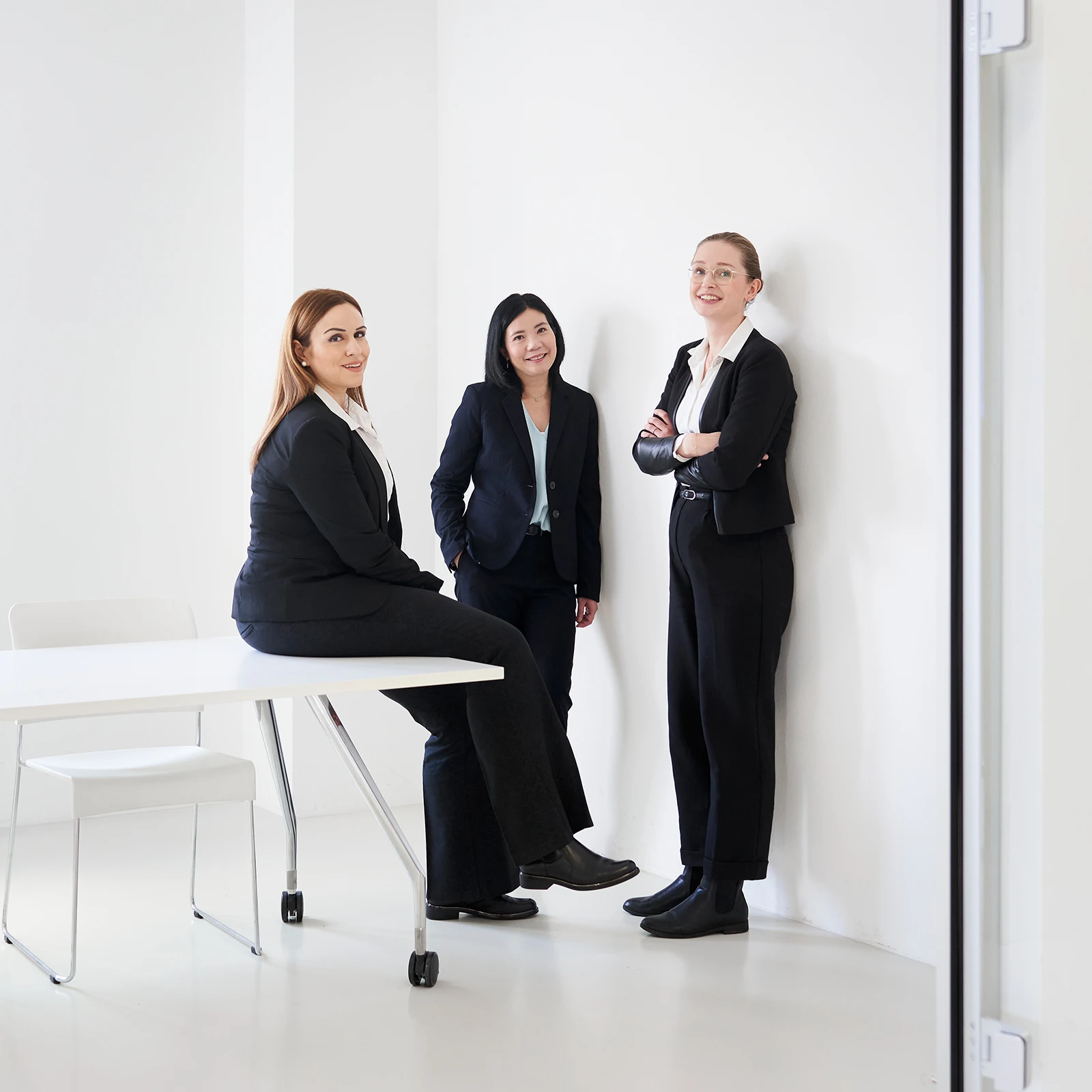 Drei Anwältinnen in einem weißen Büro